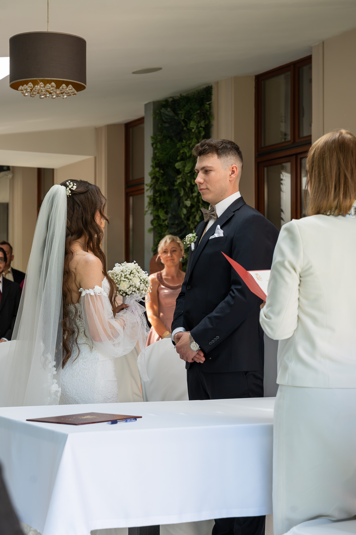 Moment „tak” — para młoda z urzędniczką podczas ceremonii