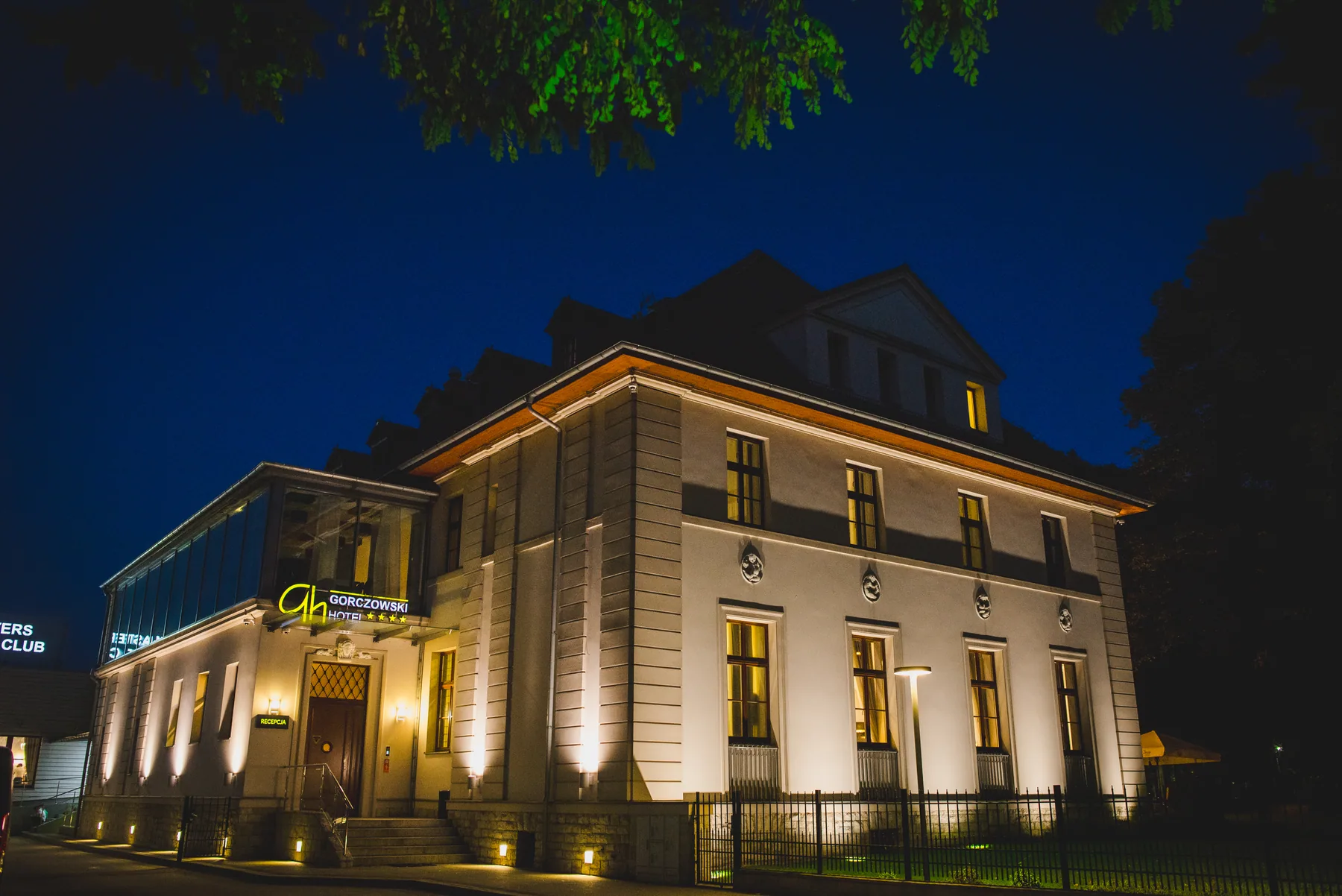 Budynek Hotelu Gorczowski nocą w świetle iluminacji